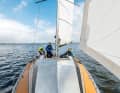 No support, neither for feet nor for gripping: The cabin roof lacks handrails