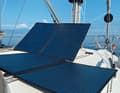 Alimentation : pour équilibrer le bilan énergétique, deux panneaux solaires mobiles de 100 watts suffisent en été. Pour les jours de pluie, un générateur est embarqué.