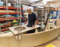De la planification à la pratique. Chaque pièce est minutieusement fabriquée en modèle 1:1, testée et perfectionnée, comme ici l'écoutille à l'avant du bateau.