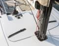 Alle Fallen und Strecker laufen an Deck gleich hinter dem Mast und sind dort gut von  beiden Seiten erreichbar ...