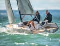 Sarch dS6 : bateau de randonnée et de sport polyvalent en provenance d'Espagne avec un gréement haut et une grande surface de voile. Le bateau est construit en contreplaqué et recouvert de fibre de carbone. Prix relativement élevé. Longueur de la coque 5,99 m ; largeur 2,20 m ; poids 450 kg ; à partir de 43.750 euros