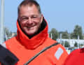 Tapio Lehtinen bei der Anprobe seines Überlebensanzugs | Foto GGR 2022