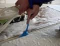 Les brosses et autres outils permettent d'atteindre les petits espaces.