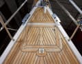 Das Deck ist einige Tage durchgetrocknet. Das Boot steht in einer Halle, oder die Witterung ist anhaltend trocken