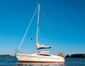 Das Boot: Der Skipper hatte seine Sunbeam 25 „Suria“ von 1987 mit Festkiel und 1,25 Meter Tiefgang 2013 gekauft. Dank Hubdach hat das 7,70 Meter lange Boot im Salon sogar Stehhöhe