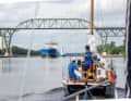 Bottleneck: A boat with a built-in diesel engine tows the Neptun through the Kiel Canal
