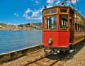 Mit der historischen Straßenbahn geht es vom Hafen zum Ort Sóller weiter oben im Gebirge