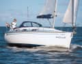 Spacieux et d'une finition solide, typique des spacesboats peu sportifs de la grande série. Même après 13 ans de location, le bateau fait toujours bonne figure. Occasion à partir d'environ 30.000 euros