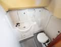 Bien utilisable 2 : La salle de bain n'est pas grande, mais elle fonctionne. Grâce à beaucoup de plastique, elle est facile à nettoyer