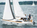 Viko Yachts aus Polen ist Meister darin, aus kleinen Booten maximalen Wohnkomfort herauszuholen. Dazu segelt der kleine Cruiser ganz passabel.  Rumpflänge 6,50 m; Breite; 2,50 m; Gewicht 1.100 kg; ab 20.111 Euro
