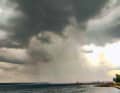 Starker Regenschauer, der punktuell über der Kieler Förde fällt, als hätte man einen Stöpsel gezogen. Am Ufer bleibt es trocken. Solche Ausbrüche aus Wolken sind schwer vorherzusagen und bringen auch starken Wind mit. Hier sollte rechtzeitig gerefft werden