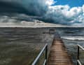 Cielo coperto, acqua in movimento. Chi sa leggere le nuvole è immune da sorprese.