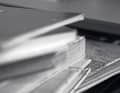 Compito e sostegno. Anche se la lettura era difficile per lui, amava i libri.