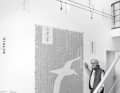 Autobiography as wall decoration. Erdmann at home in front of the miniature of the bestseller "I grasp the wind" designed by his son