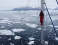 in Crewmitglied oben in der Saling weist derweil den Weg durchs Eisfeld