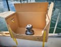 Box of tricks: Individual parts quickly fall into the water. Remedy: Cut a hole in the cardboard, put it over the winch - and the parts catcher is ready to go