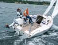 Similar layout as on the First: On the XP 19, you sit on the running deck, which is extended towards the rear. The cockpit offers plenty of space