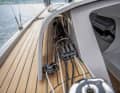 Caché : les écoutes et les cordages sont cachés à l'intérieur du capot de la cabine.