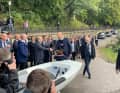 BSC-Präsident Sören C. Sörensen begrüßt Kanzler Olaf Scholz auf dem Clubgelände an der Elbe