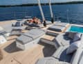 Tanto spazio: un ponte fisso collega i due scafi e sostituisce il trampolino che di solito si trova sui catamarani (l.). L'area intorno all'avvolgifiocco funge da zona lounge e offre una vasca idromassaggio, ampie sedie a sdraio e un'area per sedersi. Il pozzetto di poppa può essere ampliato (a destra).