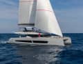 Wide-legged and stable: Berret-Racoupeau designed the Thíra 80 with a width of 11.09 metres and a negative deck step. At cockpit level, the bulwark can be folded down on both sides, which maximises the deck area at anchor.