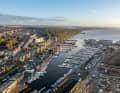 Porto della città di Aarhus: cercare gli ormeggi per gli ospiti seguendo le indicazioni sul lato sinistro. Pagare via Internet (istruzioni sui moli); gli studenti controllano la sera. Sulla riva opposta: l'affumicatoio del pesce Clausen, una birreria e il porto museo.