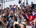 Britische Fans jubeln in Abu Dhabi und zeigen das Konterfei von Fahrer Dylan Fletcher.