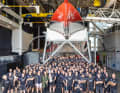 Mission erneute Titelverteidigung: das komplette Emirates Team New Zealand mit Trophäe und ihrem AC75 "Te Rehutai"