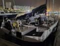 Endlich in Sicherheit. Als ihre Class40 am Dock in A Coruña liegt, fällt die Anspannung von dreieinhalb Tagen Sorgen und Bangen von der „Wilson“-Crew ab. Das Boot kommt frisch aus einem Komplett-Refit, bei dem auch alle Kielbolzen erneuert wurden – bis auf die zwei, die brachen.