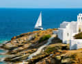 Un yacht navigue le long d'une chapelle sur la côte sud de l'île de Sifnos. Il y a assez de criques et de sites pour trois jours.