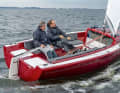 Jusqu'à six personnes peuvent s'asseoir confortablement dans le cockpit profond et bien protégé. Pour pouvoir naviguer en solitaire, un foc auto-vireur est indispensable.