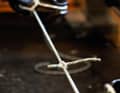 The test: We pulled the knots with two rope types on the calibrated tensile testing machine from rope manufacturer Teufelberger and measured the load until breakage