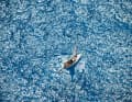 Seul dans l'océan, un yacht qui navigue en eau bleue