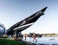 Die Mega-Ketsch der Dykstra-Konstrukteure und -Designer ist auf dem Weg ins Wasser.