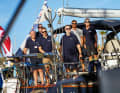 Profiskipper Dan Bower, 42 (graues Shirt), mit  einem Teil seiner bunt zusammengewürfelten ARC-Crew