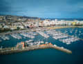 Blick über Las Palmas und den Yacht­hafen samt benachbartem Ankerfeld. Ab Oktober füllen sich die Stege zusehends, denn auch auf der Insel gibt es bereits einiges zu erleben