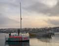 Die "Argo" schwimmt und macht ihre erste Überführung - unter Motor im Hafen von Lagos.