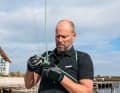 Insert a bowline with the loose part into the halyard in front of the chest. The shackle can also be hooked onto the fixed part