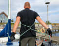 Pass the two parts under the armpits behind the back and pass the loose part under the fixed part.
