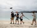 Julian Wittmann e il suo team cinematografico - per una volta con un terreno solido sotto i piedi. Riprese: "AUSGSTING". Uscita al cinema: 28.08.2025.