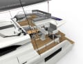 Die Flybridge ist direkt aus dem Cockpit oder über das Laufdeck zu erreichen. Das Steuercockpit steht zurückversetzt