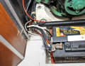 Elektrik: Wie bei vielen Gebrauchtyachten ist auch beim Testschiff das elektrische System im Laufe der Jahre ergänzt worden. Nicht immer ist das fachmännisch geschehen. Aus Gründen der Zuverlässigkeit kann eine Über­arbeitung sinnvoll sein. Bei Etap wurden während der Fertigung oft Leerrohre gelegt, die auch den Mastfuß für Kabel erreichbar machen. Selbst der Austausch alter Leitungen ist so gut möglich, der E-Refit wird dadurch zumindest erleichtert