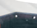 Fenster: Fast schon ein Klassiker bei Gebrauchtyachten sind die aufgeschraubten Plexiglasscheiben. Sie werden porös und erblinden. Der Austausch ist eine Arbeit für den Fachmann, um Risse und Leckagen zu unterbinden. Auch die Dichtungen der Klapp­fenster sind ein Schwachpunkt. Sie gehören regelmäßig getauscht, will man das Eindringen von Wasser in den Salon vermeiden
