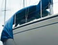 Halb: Der Wind kann voll angreifen, dadurch ­flattert die Plane stark. Schlecht fürs Schiff