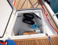 Die große, tiefe Segellast im Vorschiff kann Segel und Fender aufnehmen. Der Stauraum vorn ist selten in dieser Bootsklasse