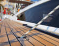The mainsheet (German Cupper System) disappears into channels below deck. However, this causes a lot of friction