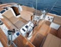 The cockpit is clearly structured. The seats for the helmsman also serve as storage compartments and can be removed