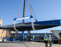 Der Liftkiel fährt hydraulisch auf bis zu 6,20 Meter herunter. Den mitternachtsblauen Carbonrumpf durchziehen diverse Fenster. Die Konstruktion der SW108 besorgte Farr Yacht Design