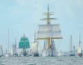 Die Windjammerparade, angeführt von der „Gorch Fock“, lief aus der Kieler Förde auf die Bucht, als die ersten Yachten beim Silbernen Band ins Ziel kamen