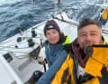 Die Crew im vorigen Jahr bei der Überführung der Akilaria RC2 nach Wales, wo das Boot komplett zerlegt und neu aufgebaut worden war.